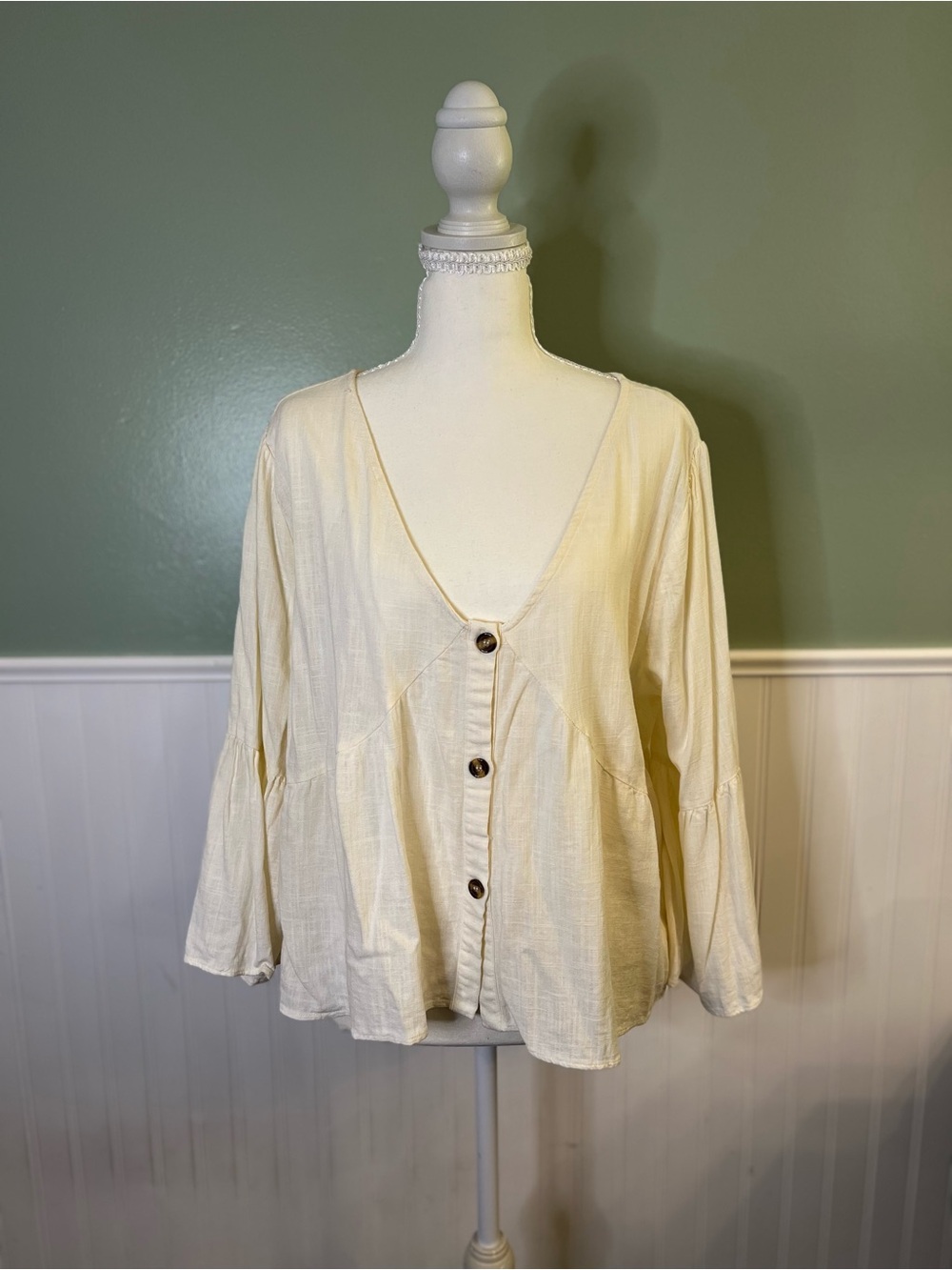 Adore Me Cotton/Linen Blend Cream Button-Front Bell Sleeve Blouse. Size 1X